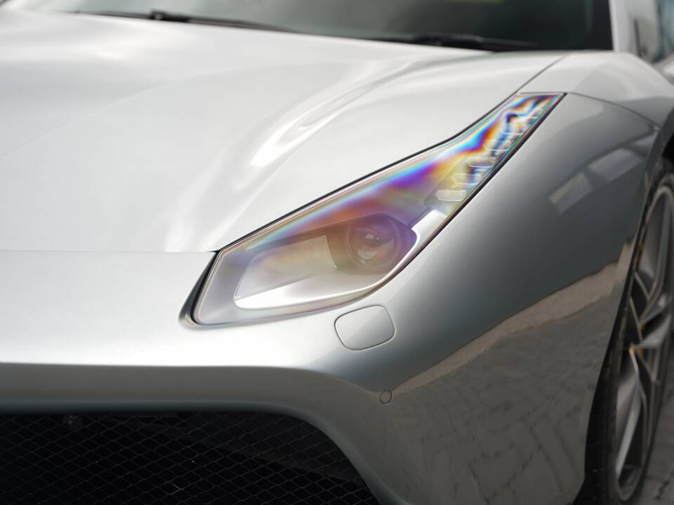 Image 38/50 of Ferrari 488 GTB (2017)