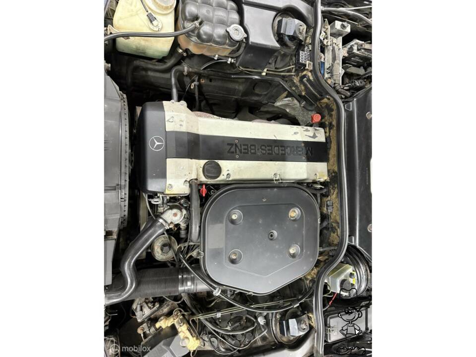Image 14/40 of Mercedes-Benz 300 SL-24 (1990)