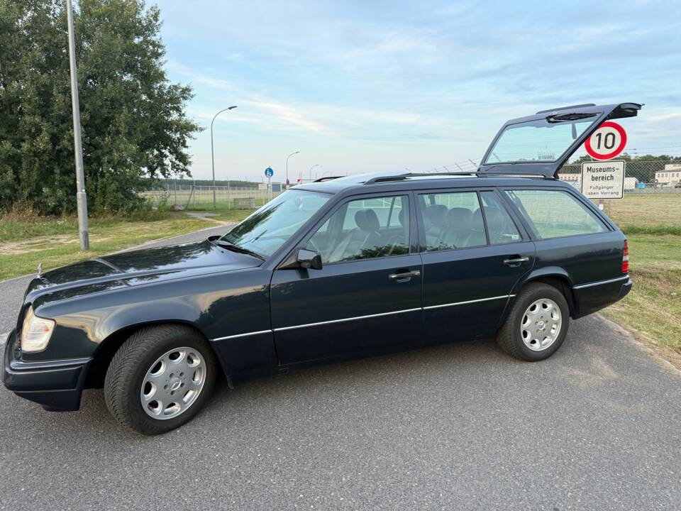 Image 3/24 of Mercedes-Benz E 320 T (1996)