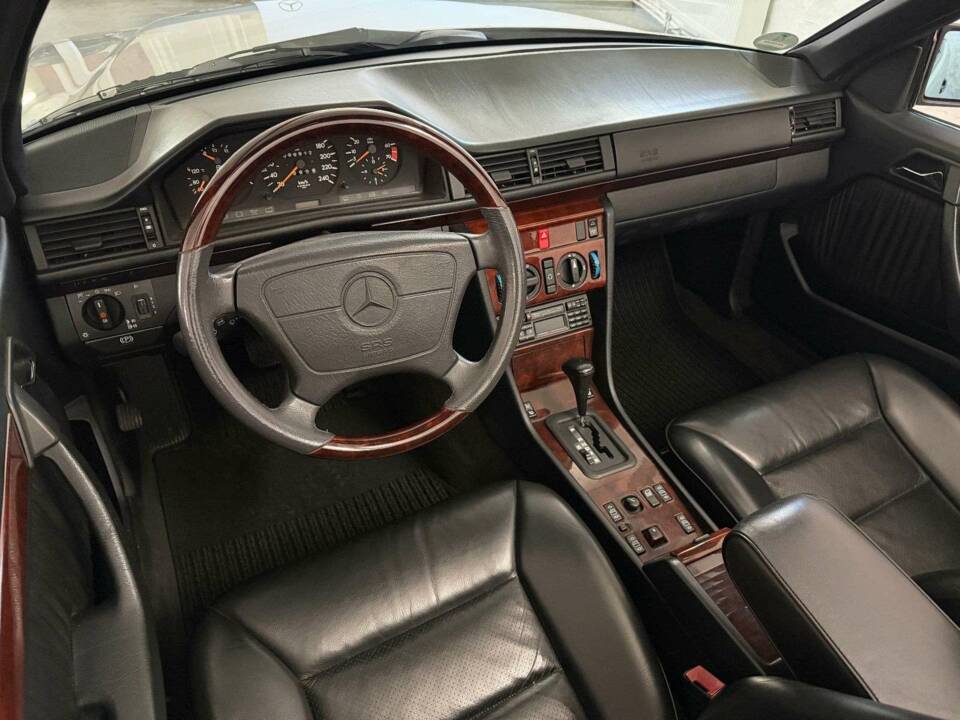 Imagen 19/27 de Mercedes-Benz E 200 (1995)