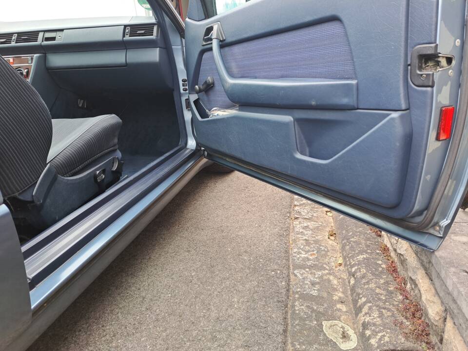 Image 9/12 of Mercedes-Benz 230 CE (1989)