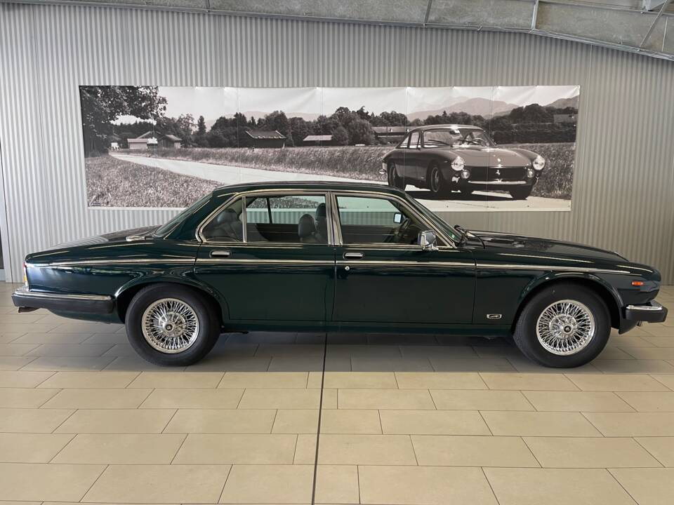 Image 5/18 of Jaguar XJ12 6.0 (1993)