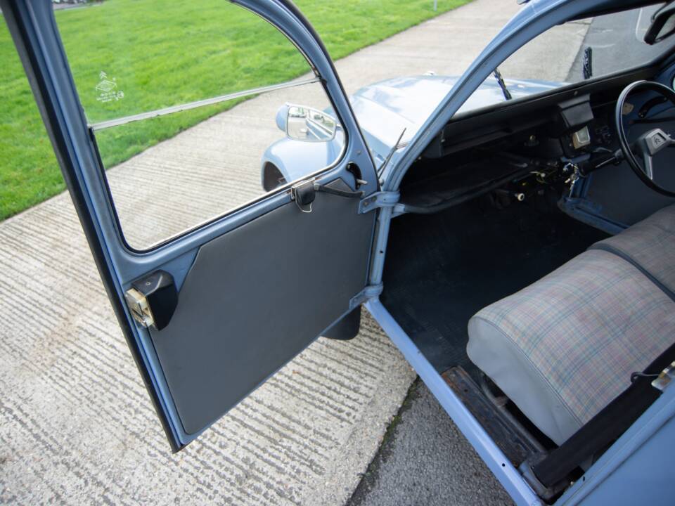 Image 15/38 de Citroën 2 CV 6 (1988)