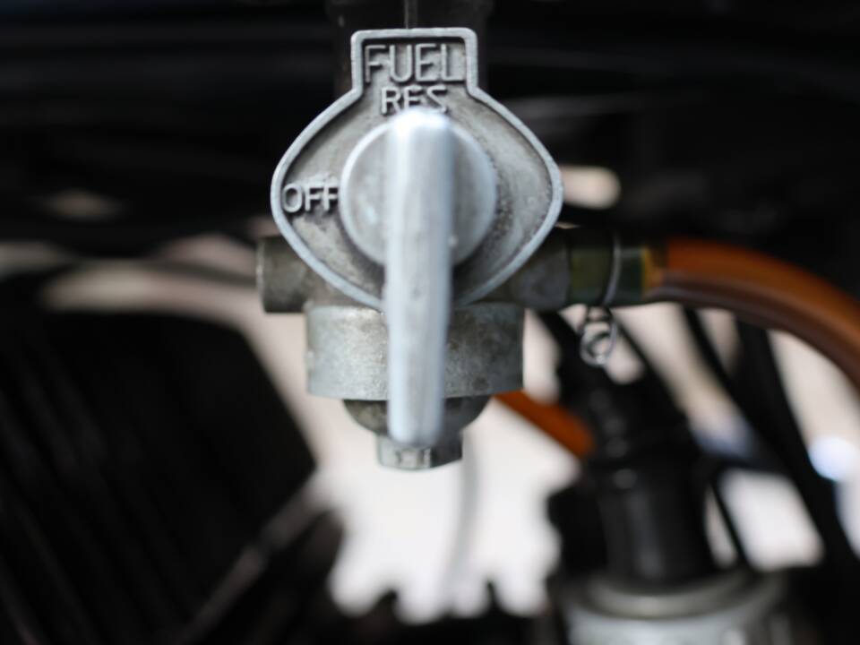 Image 19/33 of Yamaha RD 250 (1976)