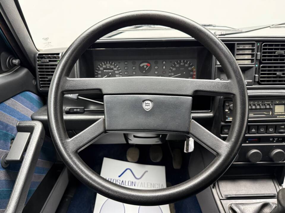 Image 18/30 of Lancia Delta 1.5 LX (1991)