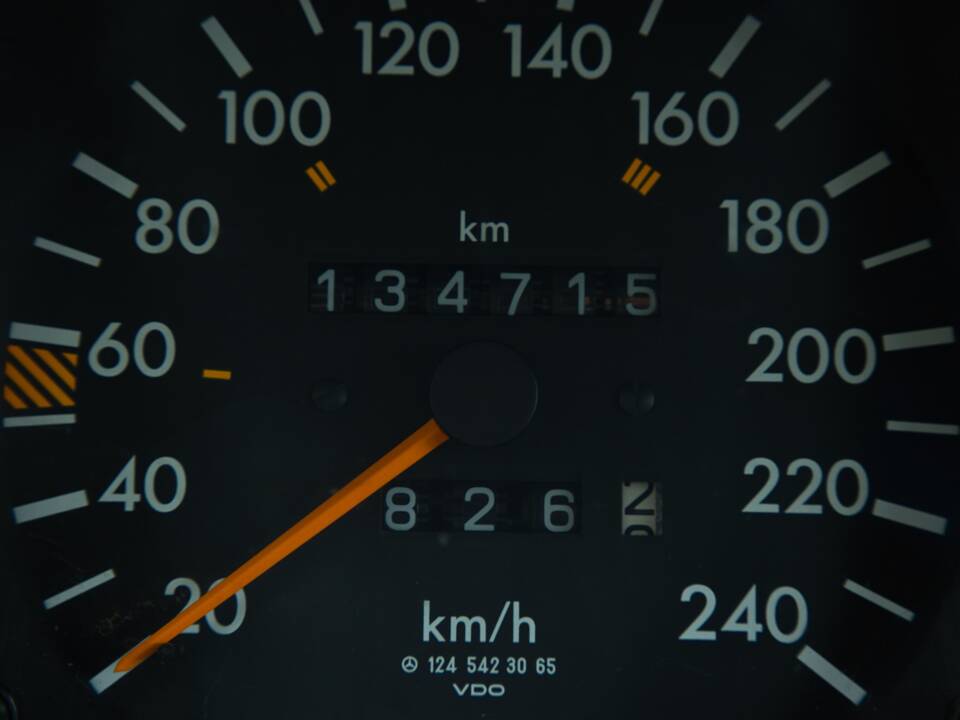 Image 40/63 of Mercedes-Benz 220 E (1993)