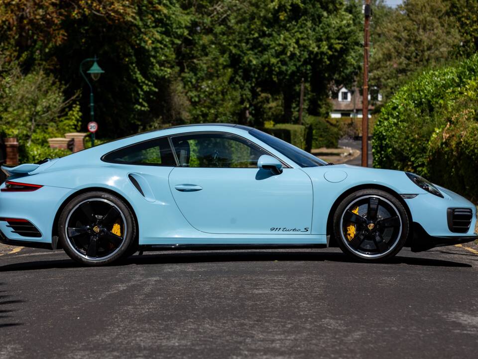 Image 2/48 of Porsche 911 Turbo S Exclusive (2017)