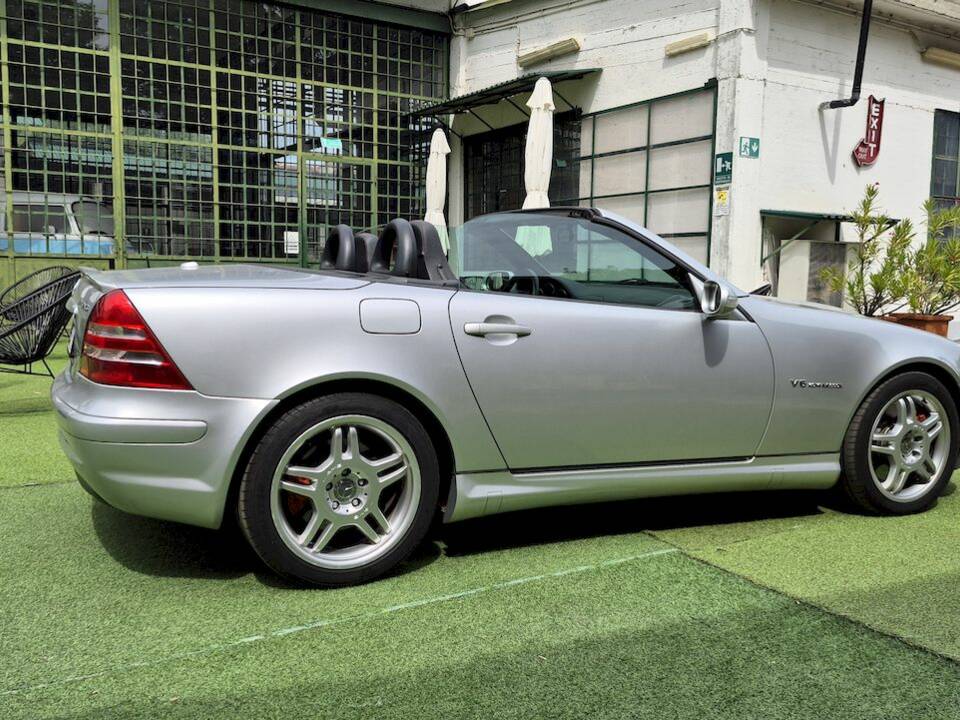 Afbeelding 10/63 van Mercedes-Benz SLK 32 AMG (2001)