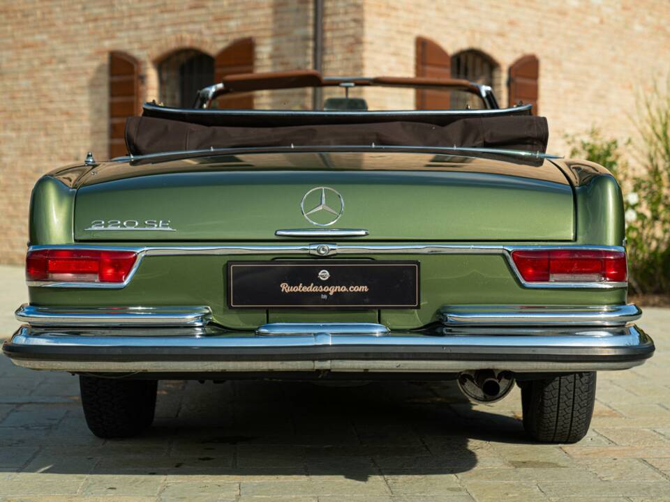 Obraz 27/50 pojazdu Mercedes-Benz 220 SE b (1964)