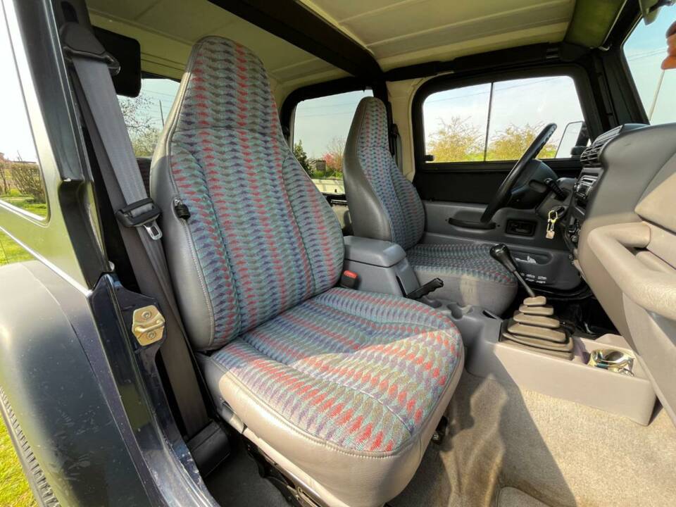 Image 18/38 of Jeep Wrangler Sport Hardtop 2.5 (1997)