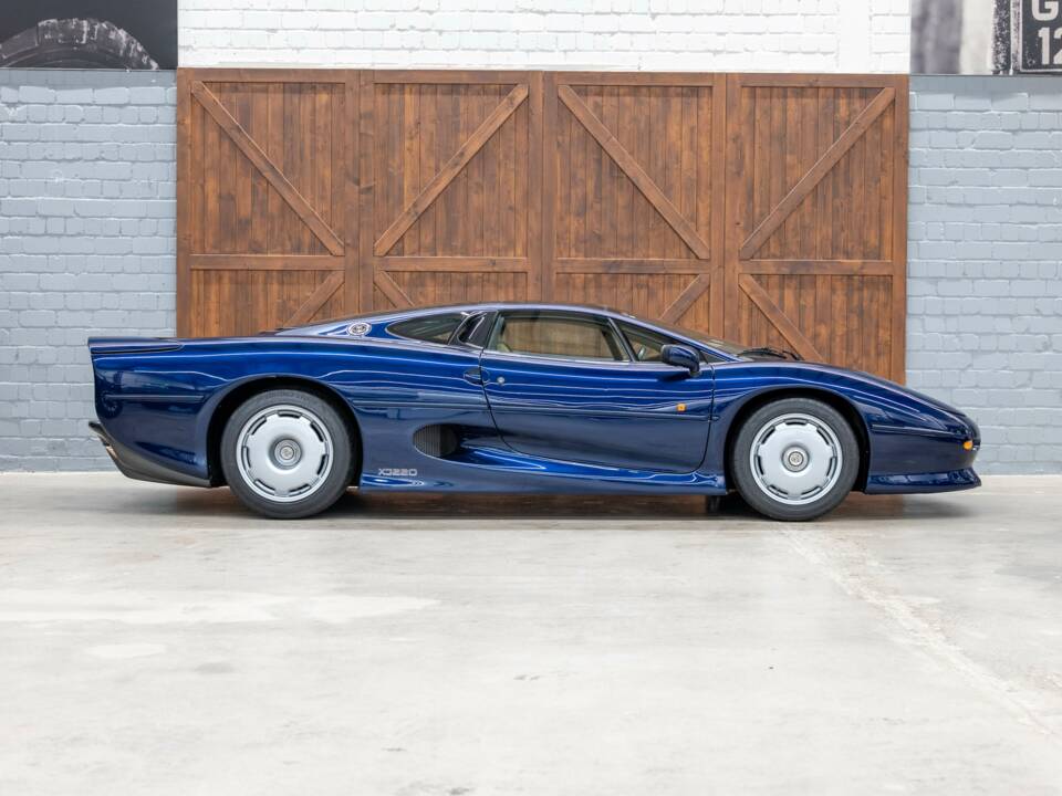 Immagine 13/46 di Jaguar XJ 220 (1993)