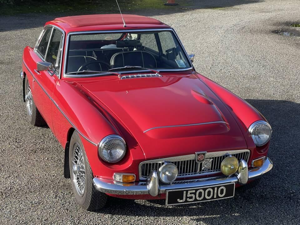 Image 4/11 of MG MGC GT (1969)