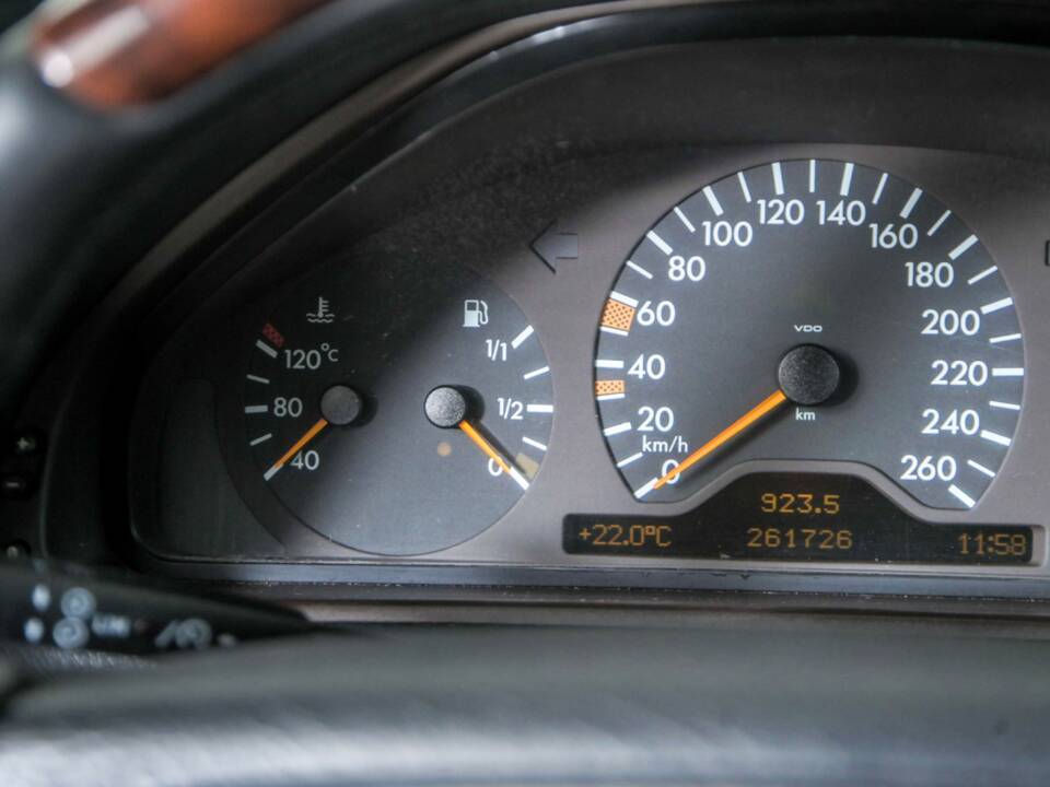 Image 20/50 of Mercedes-Benz CLK 430 (1999)