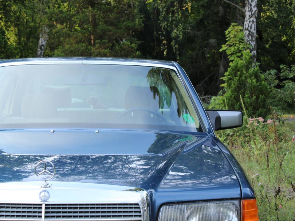 Image 3/51 de Mercedes-Benz 500 SE (1984)