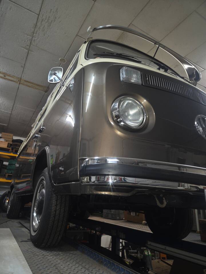 Image 3/10 of Volkswagen T2b Deluxe (1979)