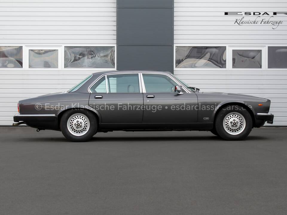 Immagine 4/46 di Jaguar XJ 12 (1986)