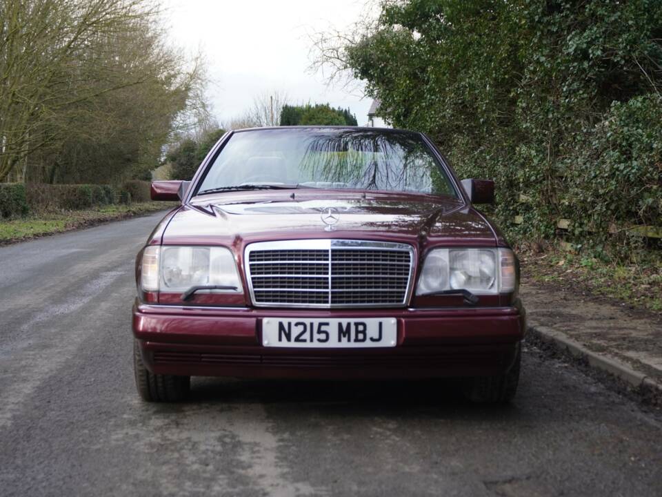 Image 2/20 of Mercedes-Benz E 220 (1996)