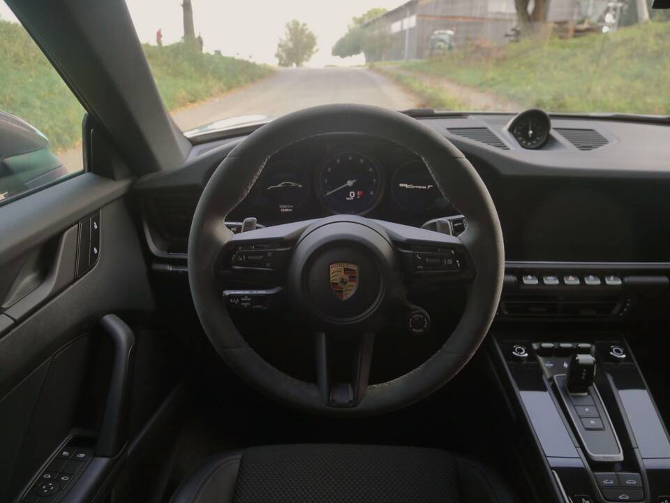 Image 22/39 of Porsche 911 Carrera T (2023)