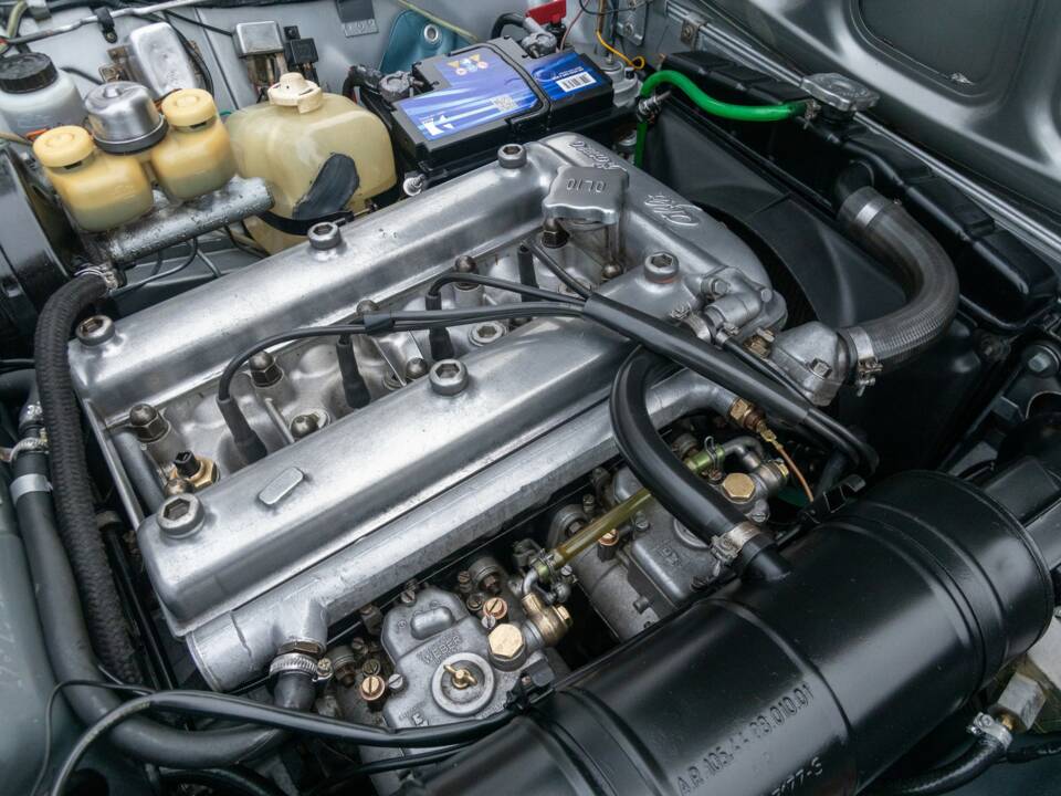 Image 23/50 de Alfa Romeo Giulia GT 1300 Junior (1972)