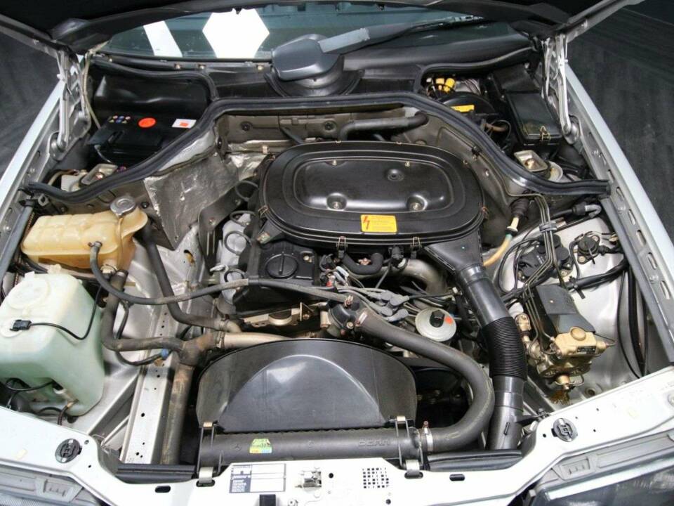 Afbeelding 38/50 van Mercedes-Benz 230 CE (1988)