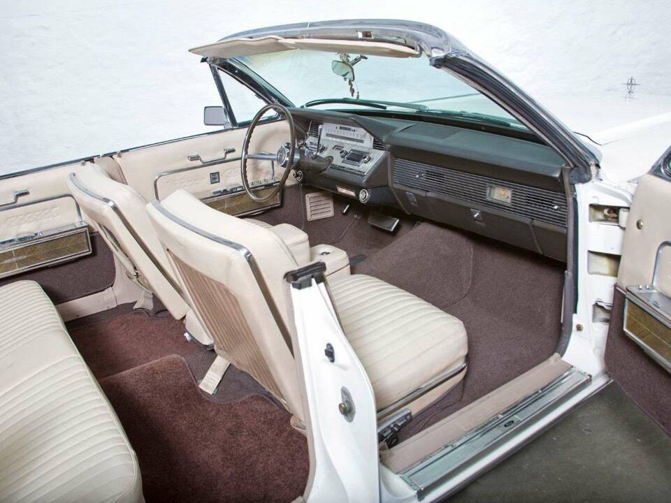 Image 11/20 of Lincoln Continental Convertible (1966)