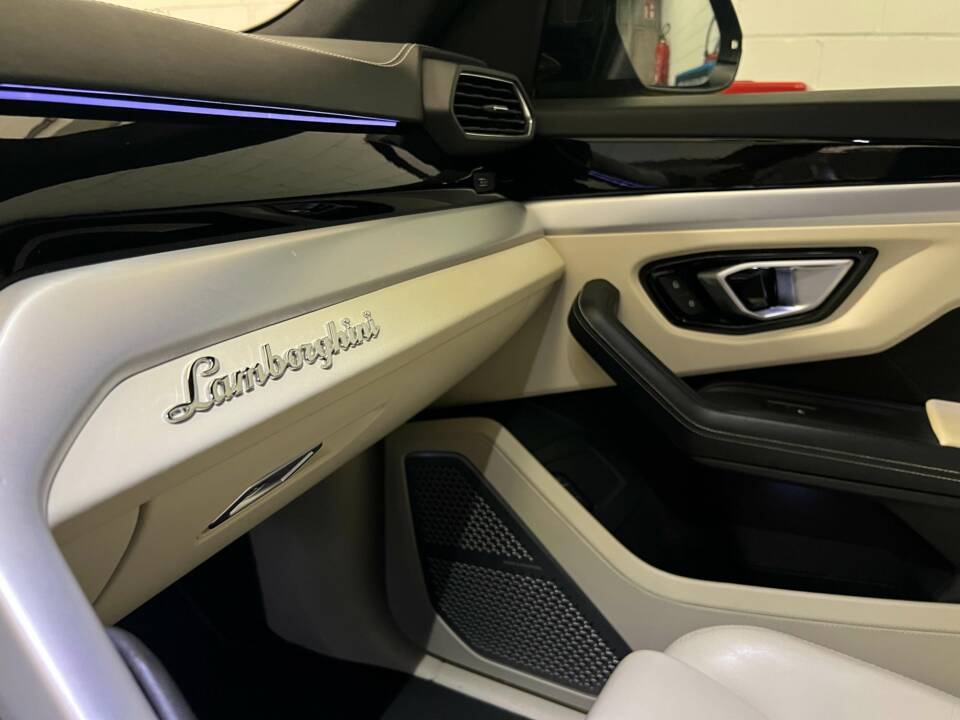 Image 12/18 of Lamborghini Urus (2019)