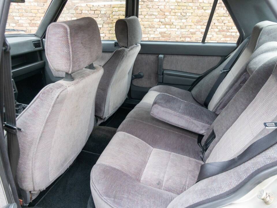 Afbeelding 30/50 van Alfa Romeo 75 2.0 Twin Spark (1988)