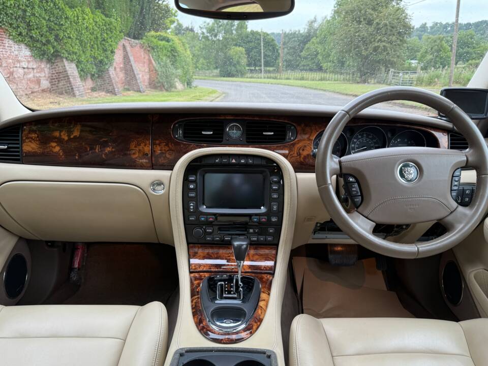 Image 12/13 of Jaguar XJR (2004)