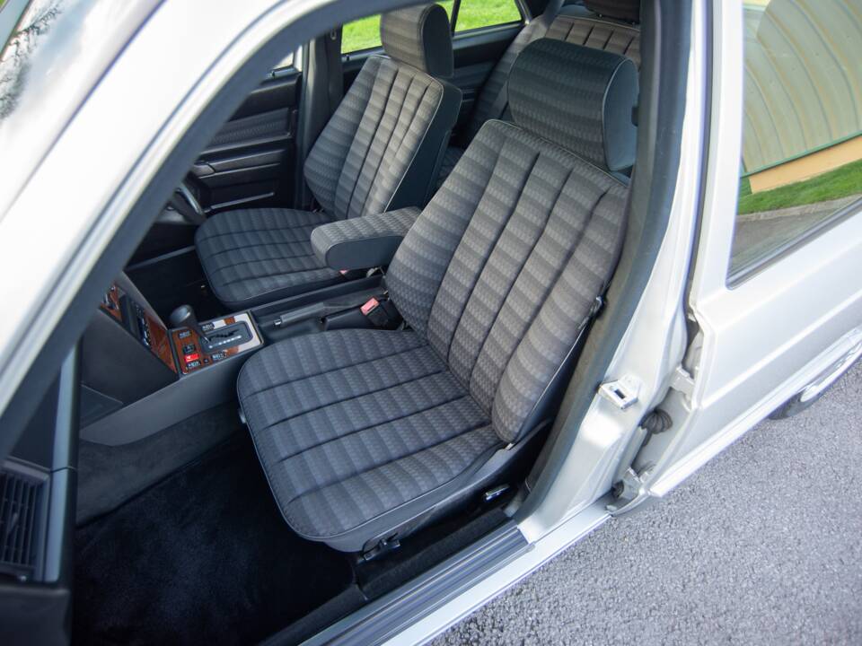Bild 12/29 von Mercedes-Benz 190 E 2.0 (1992)