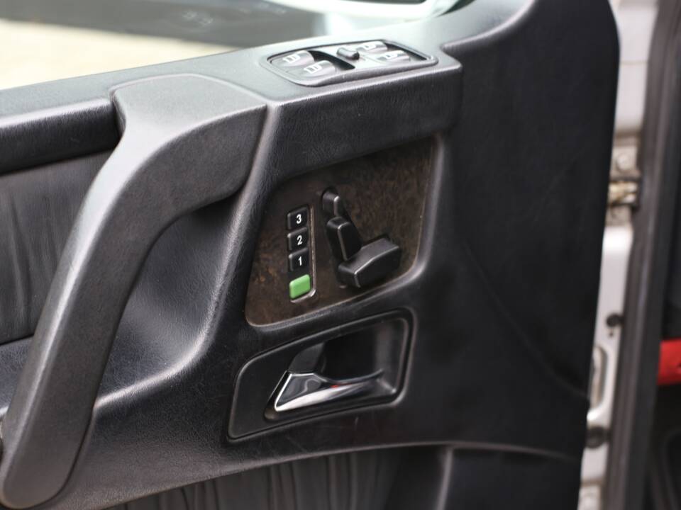 Image 33/64 of Mercedes-Benz G 400 CDI (LWB) (2004)