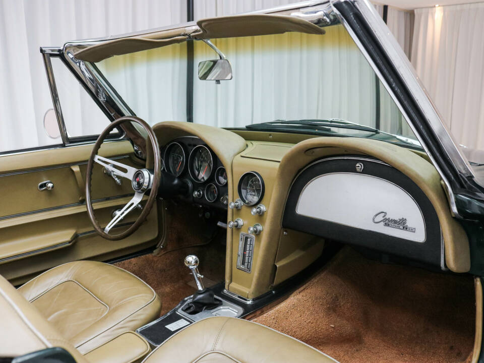 Image 8/17 of Chevrolet Corvette Sting Ray Convertible (1966)