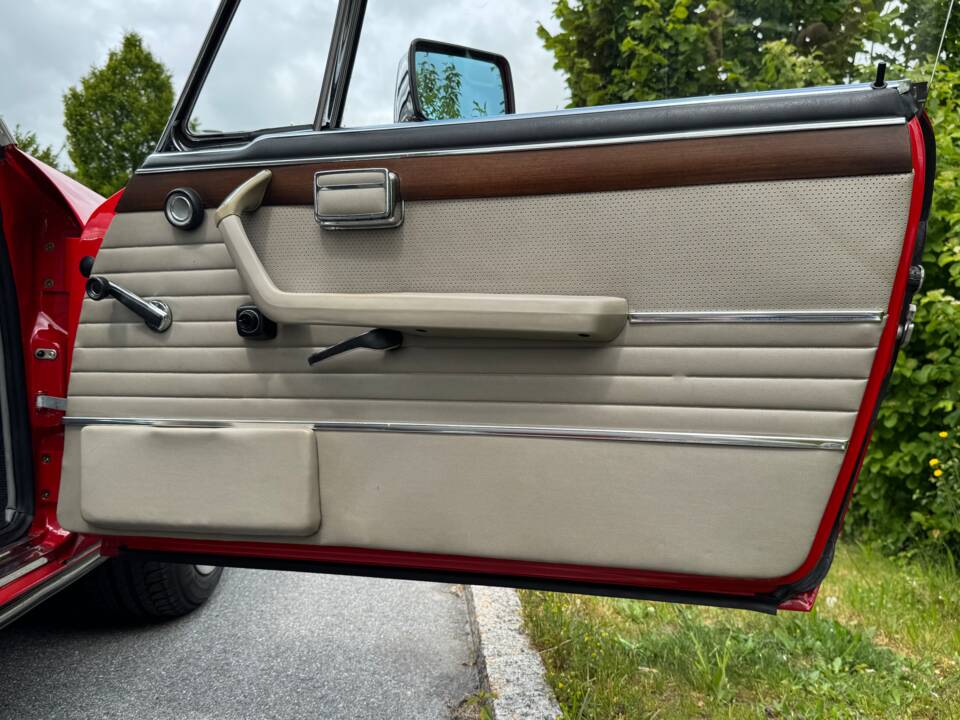 Image 38/73 of BMW 2,5 CS (1975)
