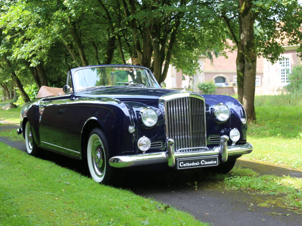 Image 16/47 of Bentley S1 DHC Park Ward (1956)