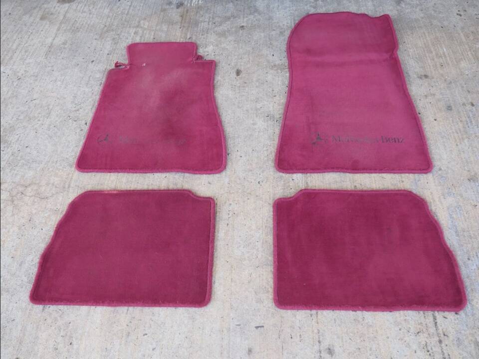 Image 68/137 of Mercedes-Benz 190 E 1.8 Avantgarde &quot;Rosso&quot; (1992)