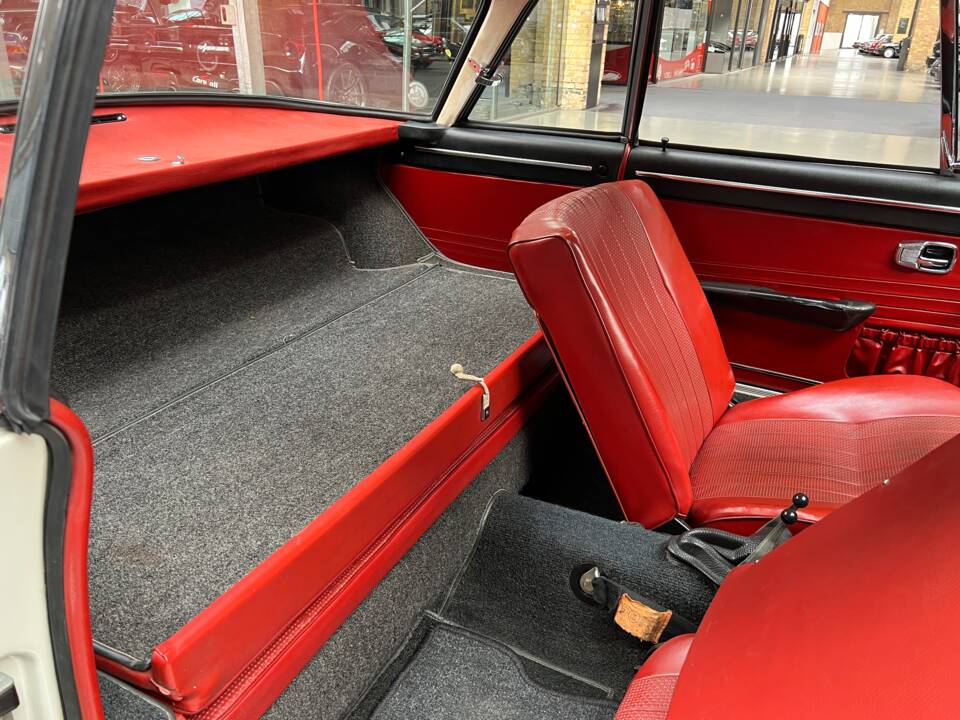Image 28/37 of Volkswagen Karmann Ghia 1600 L (1968)