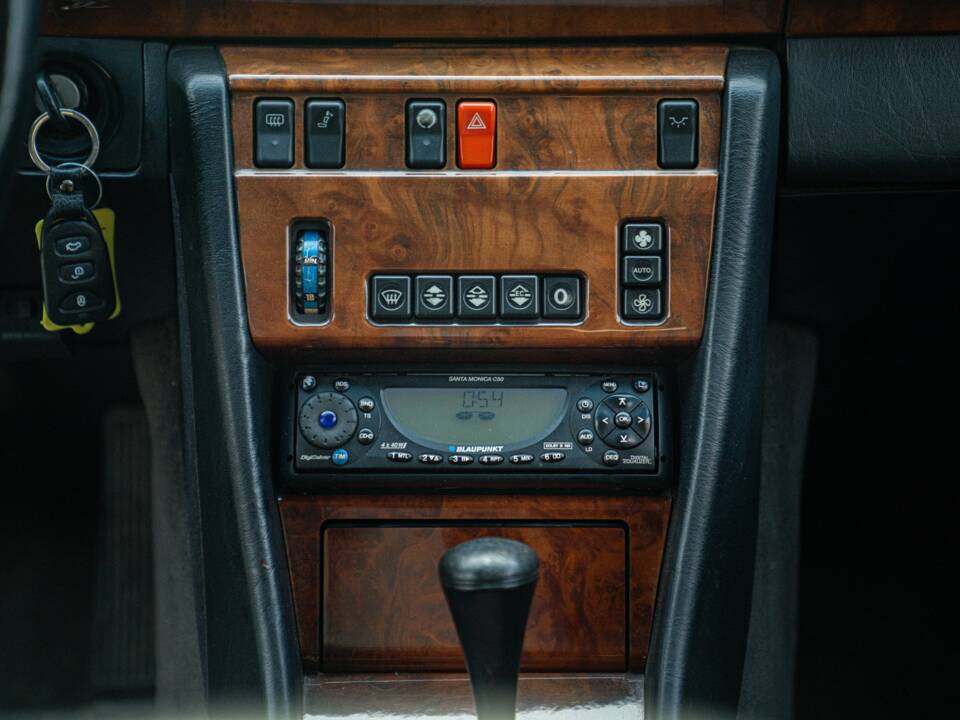 Immagine 43/50 di Mercedes-Benz 300 CE-24 (1991)