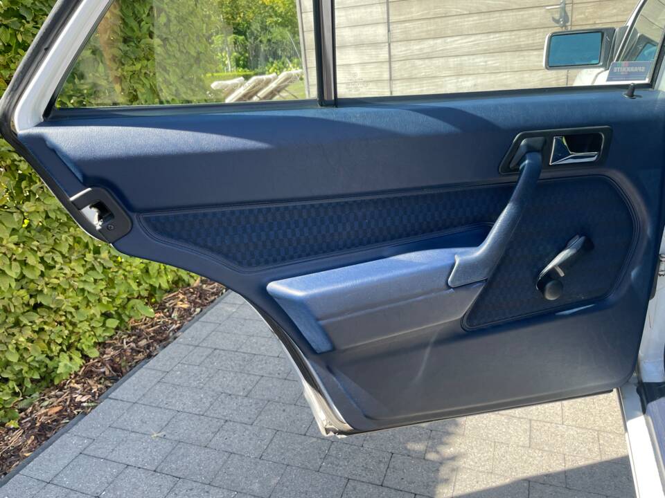 Image 23/57 of Mercedes-Benz 190 D 2.5 (1992)
