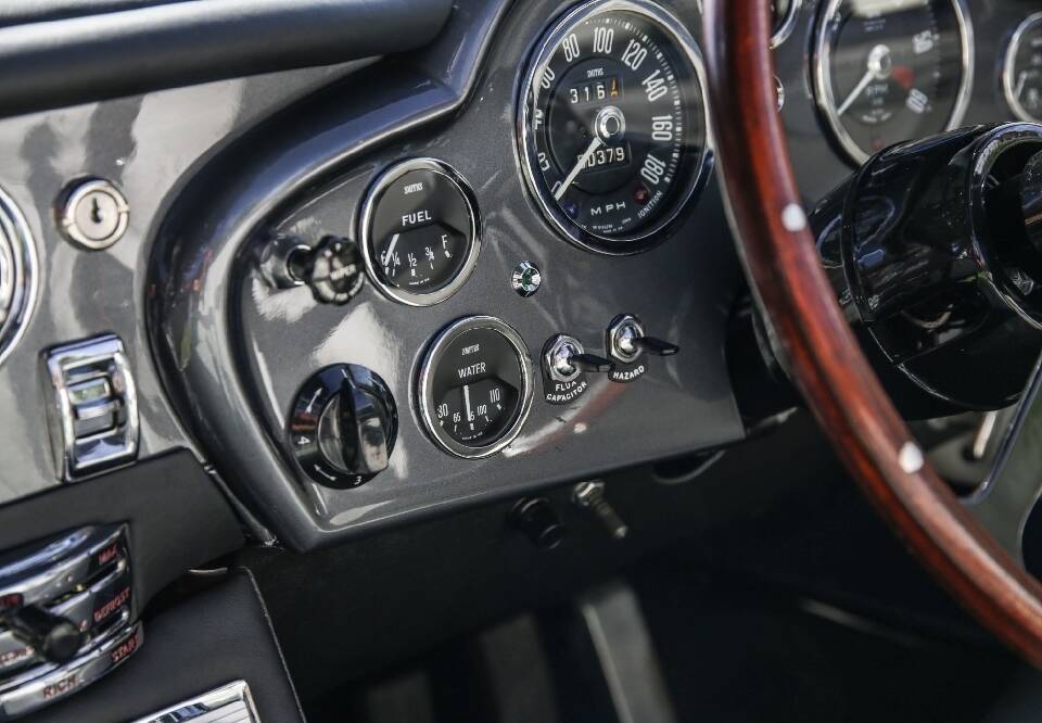 Image 25/30 de Aston Martin DB 6 Volante (1967)