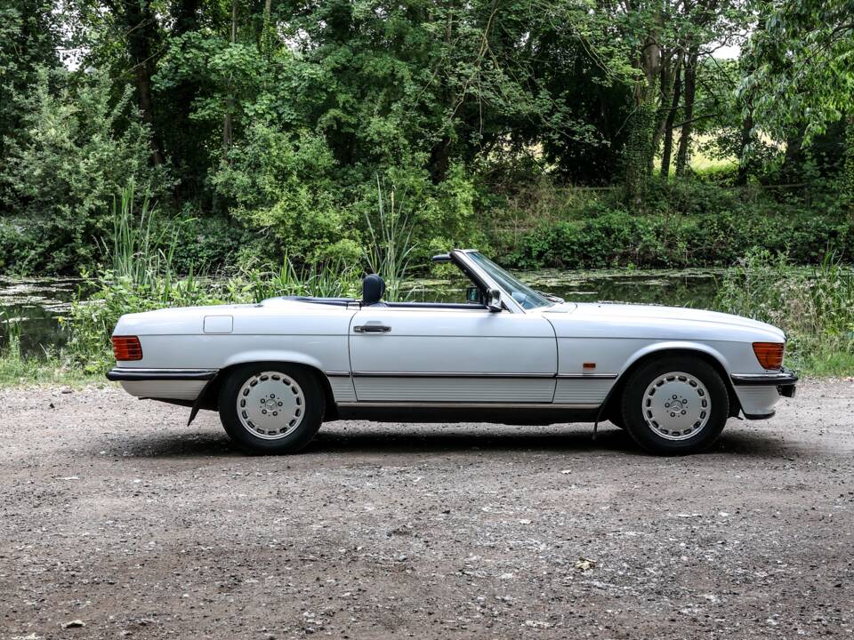 Image 30/43 of Mercedes-Benz 300 SL (1989)