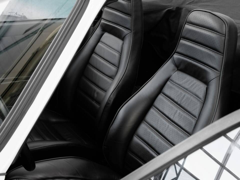 Image 22/46 de Porsche 911 Carrera 3.2 (1984)