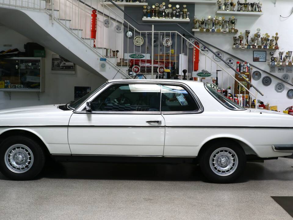 Bild 34/38 von Mercedes-Benz 230 CE (1984)