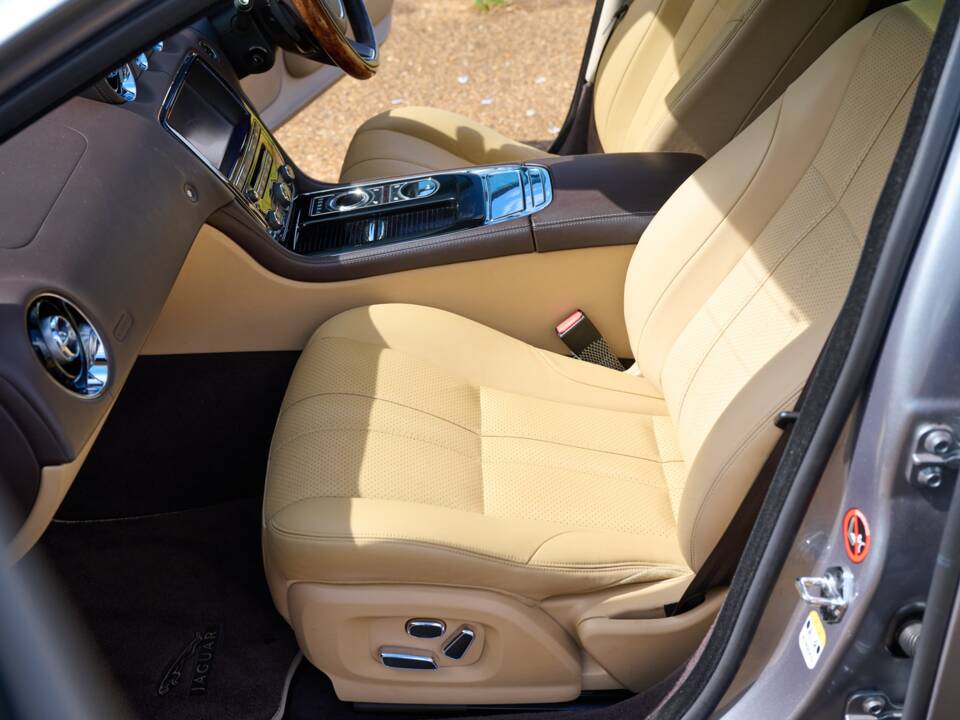 Bild 41/50 von Jaguar XJ 5.0 (2010)