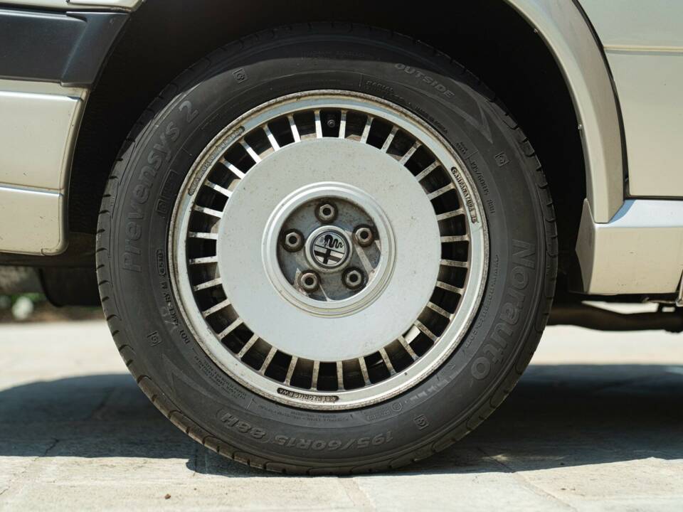 Obraz 21/50 pojazdu Alfa Romeo 75 2.0 Twin Spark (1989)