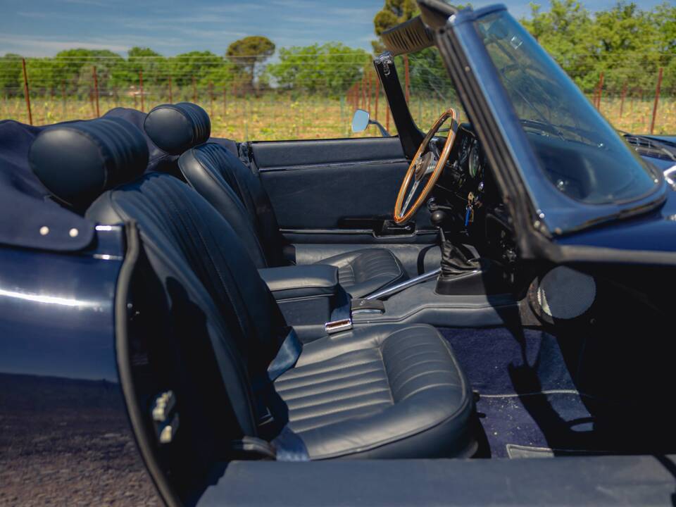 Image 34/50 de Jaguar E-Type (1969)