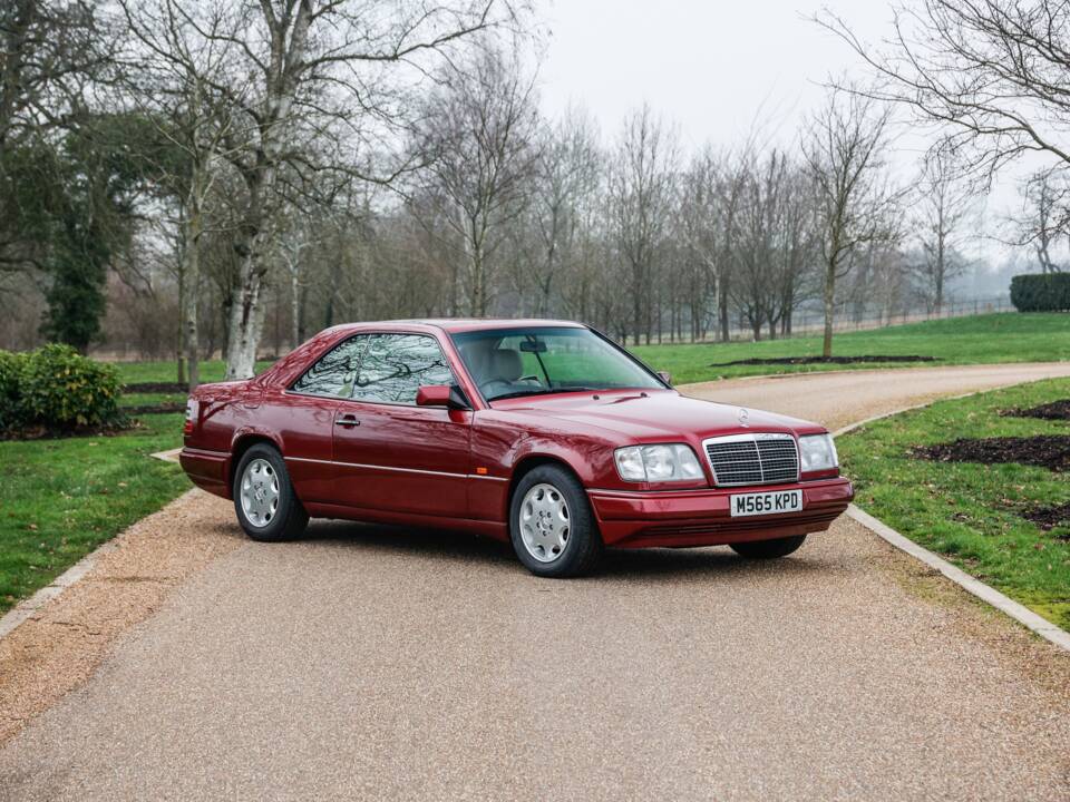 Immagine 15/47 di Mercedes-Benz E 220 (1995)