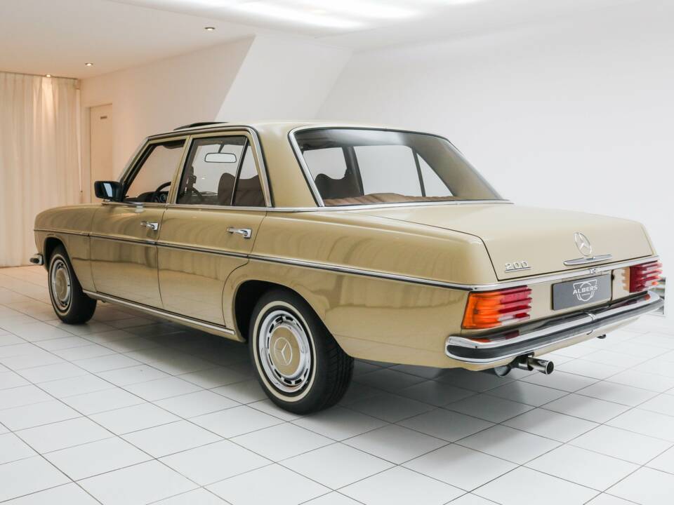 Imagen 3/12 de Mercedes-Benz 200 (1974)