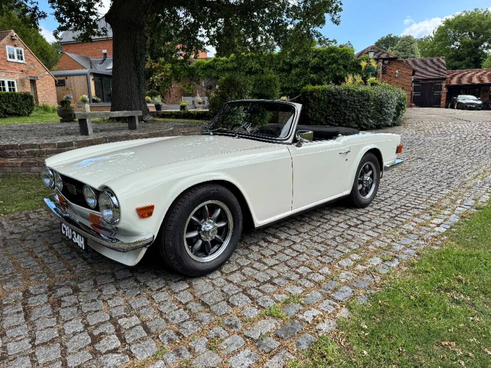 Image 2/30 of Triumph TR 6 PI (1970)