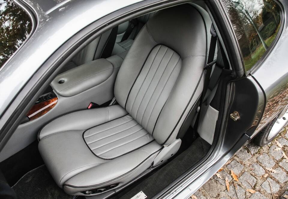 Image 22/34 of Aston Martin DB 7 (1999)