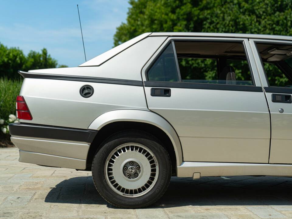Immagine 17/50 di Alfa Romeo 75 2.0 Twin Spark (1989)
