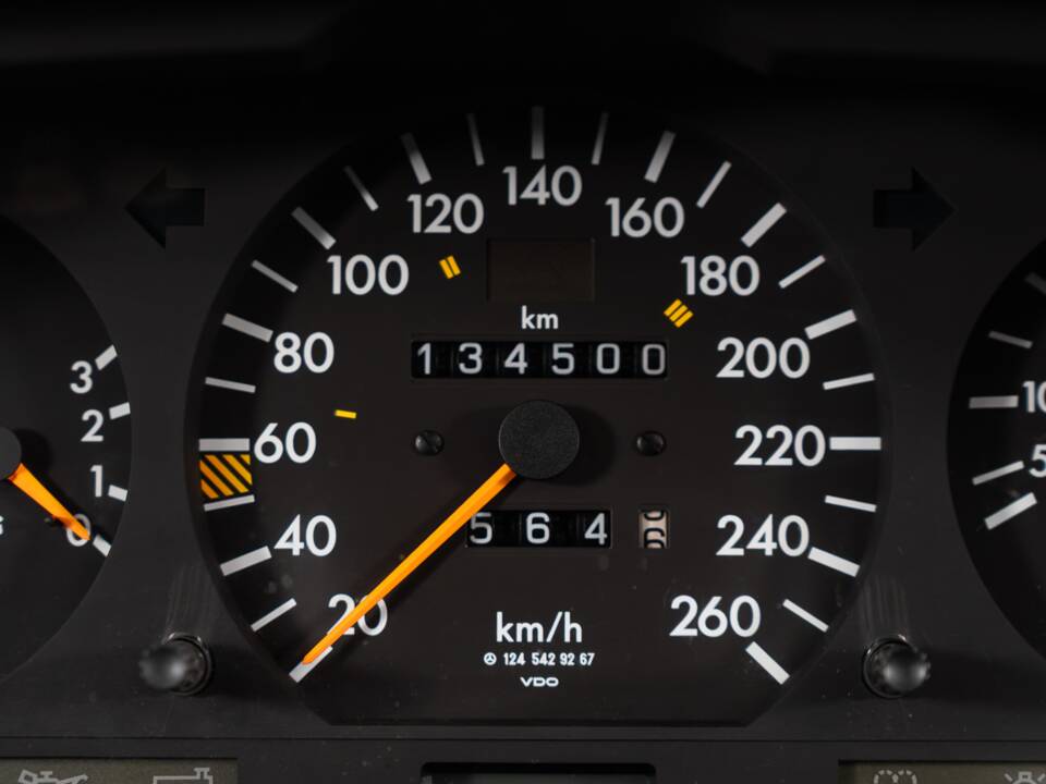 Bild 26/38 von Mercedes-Benz 500 E (1992)